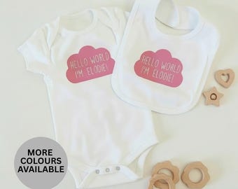 Hello World Baby Outfit, Benutzerdefinierte Neugeborene Mädchen nach Hause kommen Outfit, Name Baby Bodysuit & Lätzchen Set, Babymitteilung Outfit, Baby S