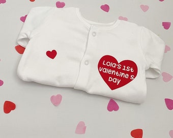 Première combinaison de nuit personnalisée pour la Saint-Valentin | Pyjamas personnalisés pour bébé 1er Saint-Valentin | La petite Saint-Valentin de maman | Cadeau personnalisé pour nouveau-né