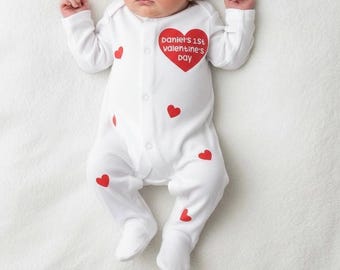 Tutina personalizzata per il primo San Valentino del tuo bambino / Pigiama personalizzato per San Valentino / Regalo per neonato / Il piccolo San Valentino della mamma