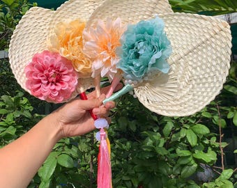 Abanico de bambú con detalles florales y borlas, hecho a mano, 20 cm. Accesorio para fotos.