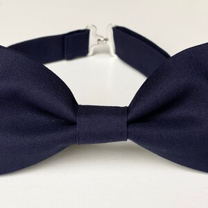 Erwachsene Marine Fliege | Marine blau Fliege | Fliege für Männer und Kinder | Blaue Fliege | Hochzeit Fliege | Trauzeugen Fliege | Ring Boy Bowtie