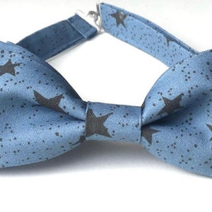 Donkerblauwe vlinderstrik met sterren voor jongens, stoffige blauwe vlinderstrik, kinderstrikjes, katoenen vlinderstrik in blauw, strikjes babyjongen, blauwe vlinderstrik peuterjongen