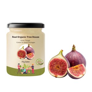 Può includere: Un barattolo di vetro di marmellata di fichi con un'etichetta che recita "Real Organic Tree House Grow Things Comes In Small Packages Fig Jams 100% Natural". Il barattolo è circondato da tre fichi interi, uno dei quali è tagliato a metà, rivelando la polpa rossa.