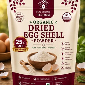 Może przedstawiać: Kremowa torebka z suszonym proszkiem ze skorupek jaj Real Organic Tree House. Etykieta zawiera napisy 100% Natural & Pure, No Additives oraz Net Weight 200g. Drewniana miseczka wypełniona białym proszkiem i mała łopatka znajdują się na środku.