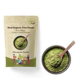 Puede incluir: Una bolsa de papel marrón con una etiqueta verde que dice "Real Organic Tree House Grow Things Comes In Small Packages" y "Wheatgrass Powder". La bolsa está sobre una superficie blanca. En el fondo, un tazón de polvo de hierba de trigo verde con una cuchara de madera.