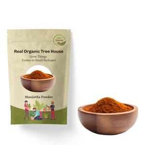 Könnte beinhalten: Ein brauner Papierbeutel mit einem Etikett, auf dem "Real Organic Tree House Grow Things Comes In Small Packages" steht, und einem Bild einer Holzschale, die mit rotem Pulver gefüllt ist und mit "Manjistha Powder" beschriftet ist.