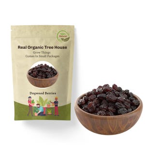 Puede incluir: Una bolsa de papel marrón con una etiqueta que dice "Real Organic Tree House Grow Things Comes In Small Packages" y una imagen de un tazón de bayas de cornejo secas. La etiqueta también tiene un círculo verde con el texto "100% Natural". Debajo de la etiqueta está el texto "Dogwood Berries" y una ilustración de dibujos animados de personas que trabajan en el jardín. En la esquina inferior derecha de la imagen se muestra un tazón de bayas de cornejo secas.
