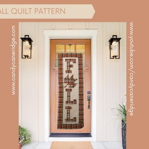 Puede incluir: Un patrón de edredón con temática otoñal exhibido en una puerta de madera. El edredón deletrea "FALL" con un diseño de hoja. La puerta está flanqueada por faroles negros y una pequeña planta en maceta. El texto "FALL QUILT PATTERN" está en la parte superior.