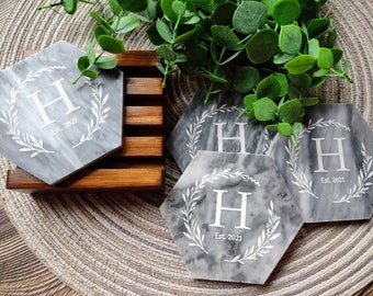 Posavasos de mármol hexagonal gris monograma personalizado con soporte, posavasos de piedra grabados modernos, regalo de boda, regalo de inauguración de la casa, juego de 4