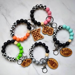 Silikonarmband mit Rennsport-Thema mit massivem Kirschholzanhänger, Armband mit Zielflagge und eingraviertem Holzanhänger