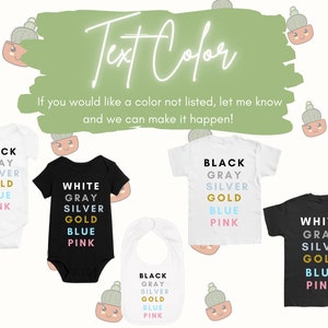 Może przedstawiać: Pięć body dla niemowląt i śliniak z tekstem "BLACK GRAY SILVER GOLD BLUE PINK" i "WHITE GRAY SILVER GOLD BLUE PINK" w r&oacute;żnych kolorach. Body i śliniak są dostępne w kolorze czarnym i białym.