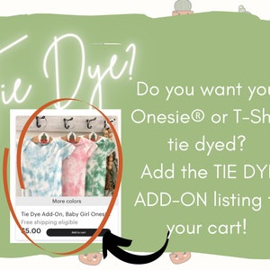 Pode incluir: Tr&ecirc;s bodies de beb&ecirc; tie-dye em azul, rosa e verde pendurados em cabides. O texto "Tie Dye Add-On, Baby Girl Onesies" &eacute; vis&iacute;vel. O pre&ccedil;o &eacute; de 5,00 &euro;.