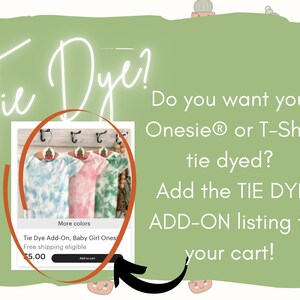 Może przedstawiać: Trzy body dla niemowląt w stylu tie-dye w kolorze niebieskim, r&oacute;żowym i zielonym wiszące na wieszakach. Widoczny jest tekst "Tie Dye Add-On, Baby Girl Onesies". Cena wynosi 5,00 &euro;.