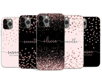 Op de afbeelding: Vijf gepersonaliseerde telefoonhoesjes met namen in elegant schrift. Ontwerpen omvatten roze confetti, zwarte achtergronden met roségouden harten en een sprankelend glittereffect. Voor verschillende telefoonmodellen.