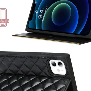 Puede incluir: Funda de iPhone de cuero negro acolchado con ribete dorado. La funda est&aacute; abierta, mostrando la pantalla del tel&eacute;fono. El nombre de la marca "caselux" es visible en la esquina superior izquierda.