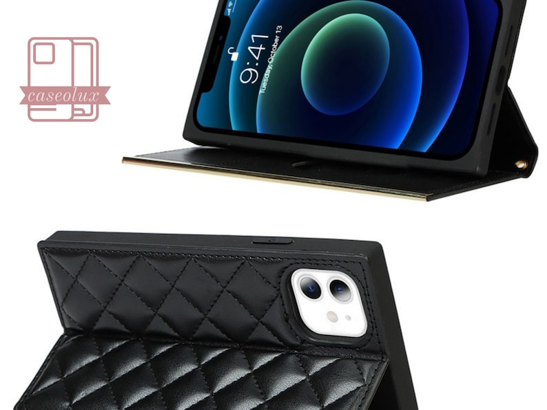 Puede incluir: Funda de iPhone de cuero negro acolchado con ribete dorado. La funda est&aacute; abierta, mostrando la pantalla del tel&eacute;fono. El nombre de la marca "caselux" es visible en la esquina superior izquierda.
