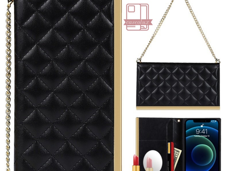 Puede incluir: Funda de tel&eacute;fono de cuero negro acolchado con una cadena dorada. La funda presenta un patr&oacute;n de diamantes y ribetes dorados. En el interior se ve un tel&eacute;fono, pintalabios, espejo y dinero en efectivo. La marca "caseolux" es visible.