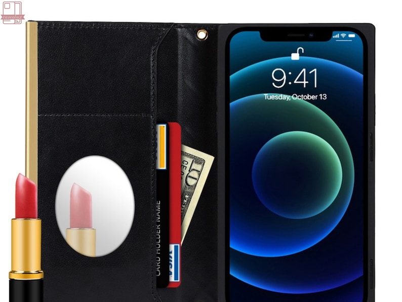 Puede incluir: Funda de tel&eacute;fono de cuero negro con un marco dorado, que contiene un tel&eacute;fono inteligente que muestra la hora y la fecha. La funda tiene ranuras para tarjetas, un espejo y un billete de diez d&oacute;lares. Tambi&eacute;n se ve un l&aacute;piz labial rojo y un l&aacute;piz labial rosa.