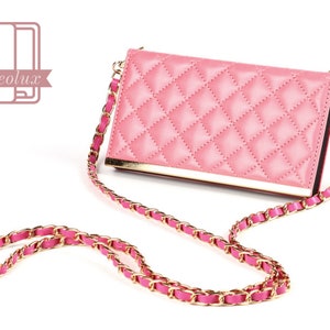 Puede incluir: Bolso bandolera rosa acolchado con una correa de cadena dorada. El bolso tiene forma rectangular con un ribete dorado y un patr&oacute;n de diamantes. La correa combina cadena dorada y cuero rosa.