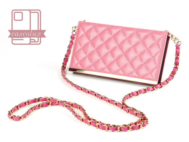 Puede incluir: Bolso bandolera rosa acolchado con una correa de cadena dorada. El bolso tiene forma rectangular con un ribete dorado y un patr&oacute;n de diamantes. La correa combina cadena dorada y cuero rosa.