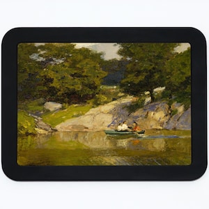 Puede incluir: Alfombrilla de ratón rectangular negra con una pintura de paisaje. La obra de arte representa una escena de río con árboles y un bote con personas. La pintura utiliza una paleta de colores cálidos con verdes, marrones y amarillos.