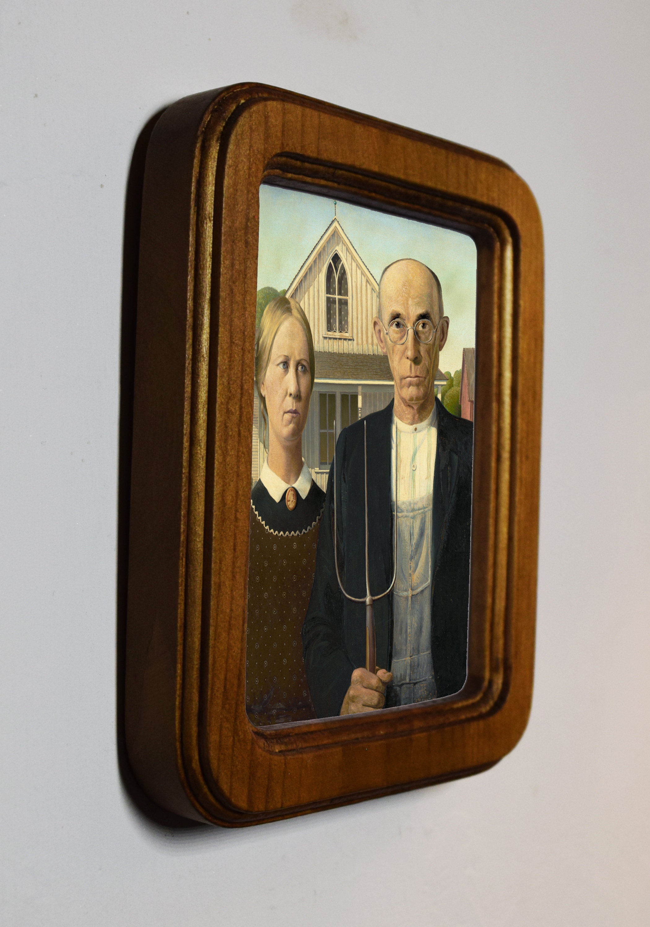 アメリカンアンティーク　額入りアート　壁掛けプリント額 アメリカン・ゴシック・グラント・ウッド絵画 6 x 4 額装アート