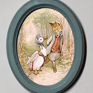 Puede incluir: Una ilustración enmarcada de un zorro y una oca en un entorno boscoso. El zorro lleva un chaleco rojo y la oca tiene un gorro azul.