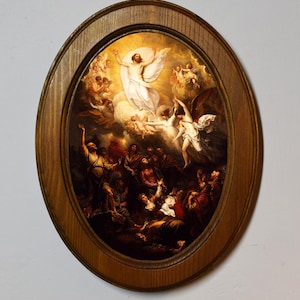 Può includere: Un dipinto ovale incorniciato che rappresenta una scena religiosa. Una figura in vesti bianche ascende al cielo circondata da angeli, mentre un gruppo di persone guarda in alto con soggezione da sotto.