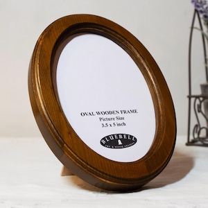 Marco de fotos ovalado de roble claro, bordado de punto de cruz hecho a mano en madera