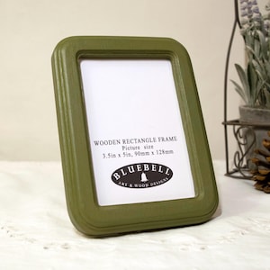 Moldura retangular de madeira verde-oliva feita à mão para bordado em ponto cruz, disponível nos tamanhos 2"x3", 2,5"x3,5", 3"x4", 3,5"x5", 4"x6", 5"x7" e A5/6"x8".
