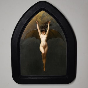 Può includere: Un dipinto incorniciato in una cornice nera ad arco raffigura una figura nuda con ali di pipistrello e braccia alzate. L'opera d'arte ha uno sfondo scuro e nuvoloso. La pelle della figura è pallida e le ali sono di un marrone tenue. La cornice è scura.