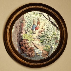 Puede incluir: Una ilustración enmarcada de dos conejos caminando por un bosque con un grupo de ratones observándolos desde el borde del camino.