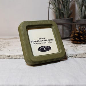 Marco de fotos de madera cuadrado verde oliva hecho a mano, bordado en punto de cruz, estilo vintage antiguo, decoración del hogar, 6,35 x 6,35 cm, 10 x 10 cm.