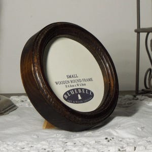 Marco de fotos de madera de roble oscuro redondo, hecho a mano, con bordado a punto de cruz, estilo antiguo vintage, 6,35 x 6,35 cm, 7,62 x 7,62 cm, 10 x 10 cm, 15 x 15 cm, 15 x 15 cm.