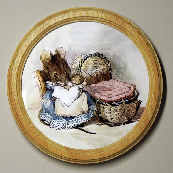 Beatrix Potter rond en bois encadré Art Print pépinière photo tenture murale Plaque Hunca Munca avec ses bébés Illustration impression