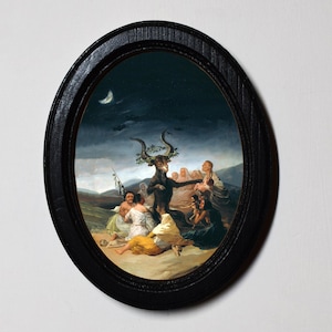 Puede incluir: Una pintura enmarcada ovalada que representa una figura de pelo oscuro con cuernos, rodeada de personas en un paisaje. La escena se desarrolla en un cielo oscuro con una luna creciente.
