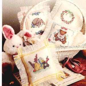 Ulotka z wzorem na kocyk dla dziecka haftowany krzyżykiem, afgański kocyk/poduszka Anne Cloth, owieczki, misie, króliczki, kaczki do pokoju dziecięcego, DMC i ANC, pobieranie cyfrowe