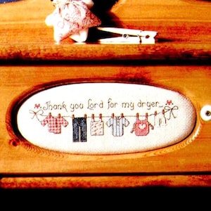 以下が含まれることがあります： 黒いハンドルと「But First, Coffee」のテキストが黒い太字で書かれた白いセラミックマグ。マグは白い表面に置かれています。