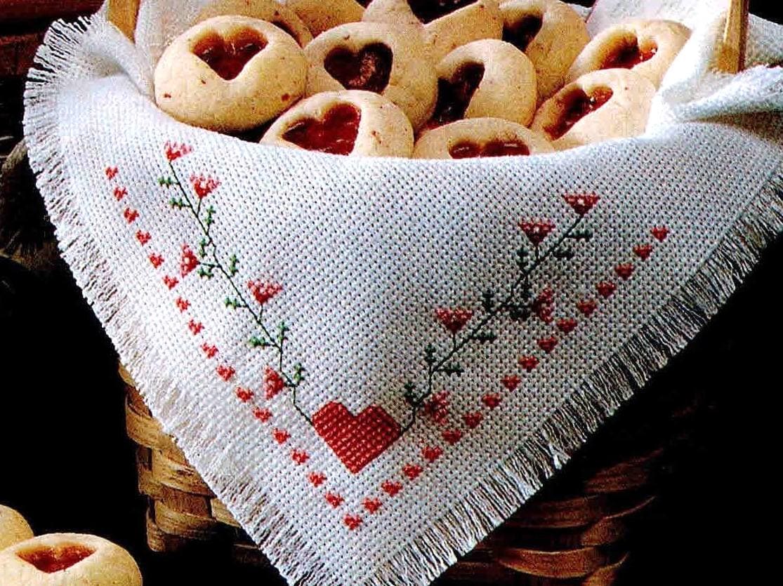 ハート＆フローラルのクロスステッチパターン：パンかごカバー、タオル
