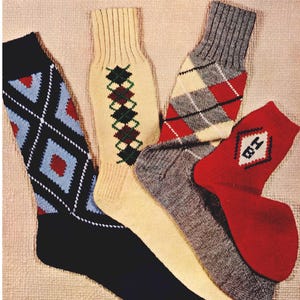 Puede incluir: Cuatro pares de calcetines de punto con diferentes patrones de rombos. Los calcetines son de varios colores, incluyendo rojo, azul, amarillo y verde.