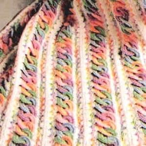 Könnte beinhalten: Nahaufnahme einer gehäkelten Decke mit weißem Hintergrund und bunten Streifen. Die Streifen bestehen aus verschiedenen Farbtönen von Rosa, Blau, Grün und Orange.