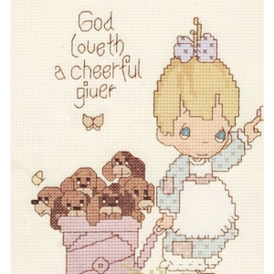 Könnte beinhalten: Kreuzstich-Design mit einem jungen Mädchen mit blonden Haaren und einem blauen Kleid, das einen rosa Wagen mit braunen Welpen zieht. Der Text "God loveth a cheerful giver" ist darüber gestickt.