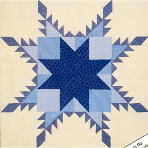 Könnte beinhalten: Ein detaillierter Quiltblock mit einem großen, achtspitzigen Stern in Blautönen auf cremefarbenem Hintergrund. Das Zentrum des Sterns ist tiefblau, umgeben von helleren blauen Quadraten und Spitzen, wodurch ein auffälliges geometrisches Design entsteht.