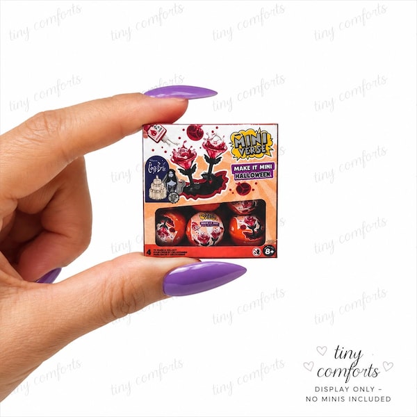 Könnte beinhalten: Eine quadratische Mini Verse Make It Mini Halloween Bastelset-Box mit Grafiken von roten Rosen und einem Kuchen. Die Verpackung zeigt den Text Mini Verse Make It Mini Halloween und ein Sichtfenster mit drei kleinen orangefarbenen kugelförmigen Behältern.