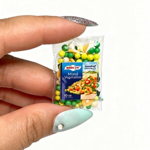 K&ouml;nnte beinhalten: Miniatur-Packung mit gemischtem Gem&uuml;se von Birds Eye. Die transparente Packung zeigt farbenfrohes Gem&uuml;se. Das Etikett zeigt das Birds Eye-Logo und die Worte "Mixed Vegetables".