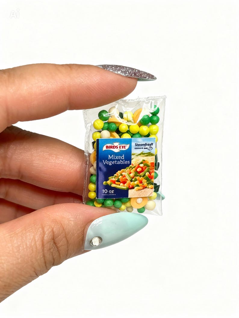 K&ouml;nnte beinhalten: Miniatur-Packung mit gemischtem Gem&uuml;se von Birds Eye. Die transparente Packung zeigt farbenfrohes Gem&uuml;se. Das Etikett zeigt das Birds Eye-Logo und die Worte "Mixed Vegetables".