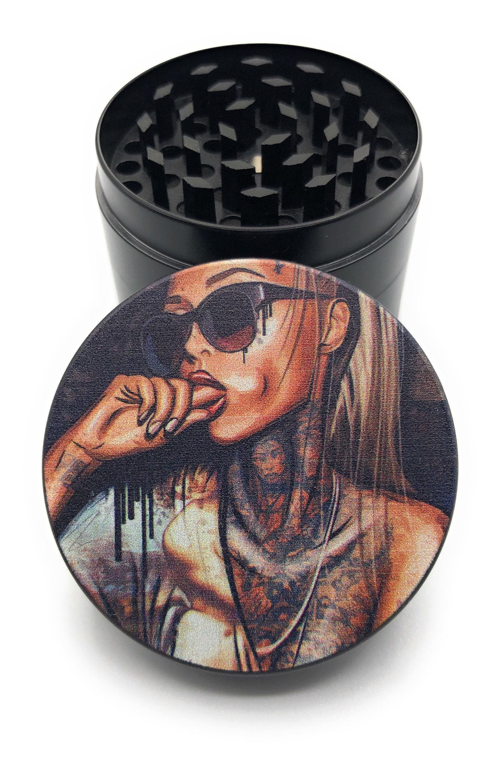 Royale Grinder Badgirl 50mm 4 Parties Design Moulin à Épices avec Récupérateur de Pollen Zinc Éditio