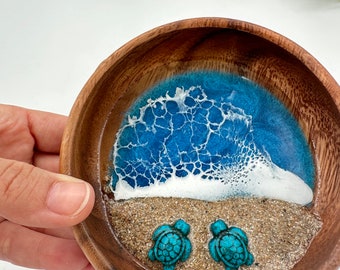 Plat fait main avec tortue de mer - Cadeau fait main pour elle - Plat à bijoux sur le thème de l'océan - Art en verre de mer - Plat à bijoux personnalisé