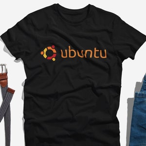 Könnte beinhalten: Ein schwarzes T-Shirt mit dem Ubuntu-Logo und dem Wort "ubuntu" in orange.