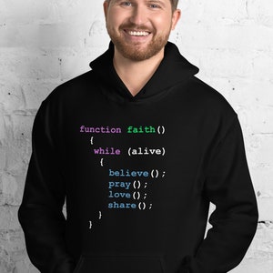Op de afbeelding: Een zwarte hoodie met een witte code-snippet gedrukt op de voorkant. De code luidt: "function faith() { while (alive) { believe(); pray(); love(); share(); } }"
